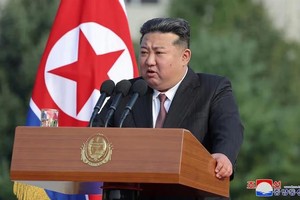 据朝中社10月8日报道，朝鲜国务委员会委员长金正恩前一天出席金正恩综合大学建校60周年纪念仪式。图为金正恩致辞。 （图：朝中社）