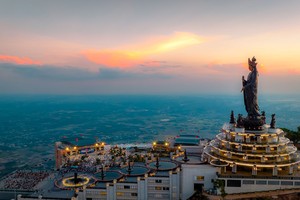 黑婆山上矗立着亚洲最高的西普陀山观音像。（图：Sun World Ba Den Mountain）