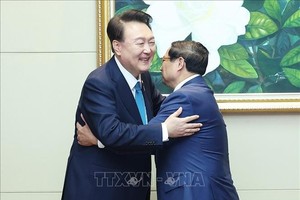 越南政府总理范明政会见韩国总统尹锡悦。（图：越通社）
