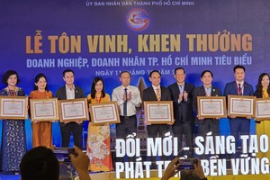 本市企业家获得市人委会主席奖状｡ 