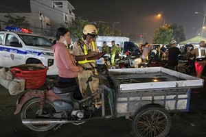 交警力量对违规改装的三轮车进行处理并当场开具记录。（图：志石）