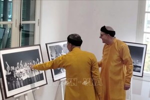 游客参观“怀念河内消失的时光”图片展。（图：越通社）