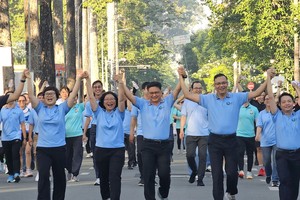 逾2000企业家、干部职工步行募捐善款