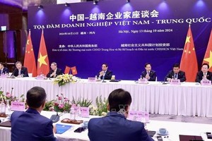 范明政总理与中国国务院总理李强出席中国—越南企业家座谈会。（图：越通社）