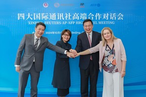 10月12日，新华社、路透社、美联社、法新社在北京举行四大国际通讯社高端合作对话会，共商人工智能背景下媒体发展。新华社社长傅华同路透社、美联社、法新社相关负责人举行会谈。（图：新华社）