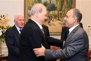 埃及外长阿卜杜勒阿提（右）会见巴勒斯坦法塔赫运动代表。（图：互联网）