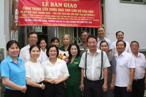 向一清寒干部修缮“温情屋”