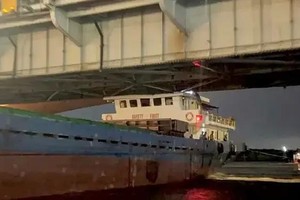 被卡在桥底下的越亚999货船。（图：同奈报）