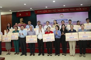 市越南祖国阵线委员会主席阮福禄及市领导同各赞助单位代表合影。（图：明书）