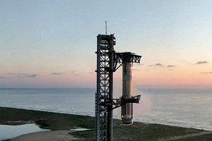SpaceX 首次成功回收“星舰”