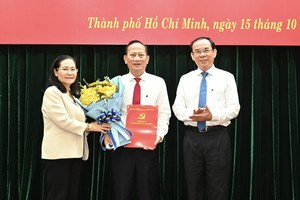 市委书记颁授干部工作《决定》