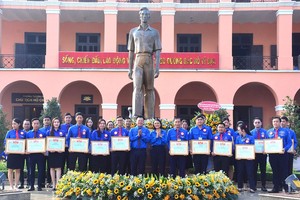 10月15日上午，荣获第14次阮文追奖项的优秀、友善年轻干部、公务员和公职员在阮文追塑像下合影。（图：红海）