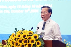 市人委会主席潘文迈在会议上致词。（图：黄雪）