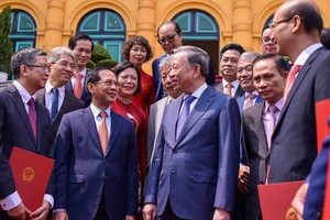 党中央总书记、国家主席苏林（前中）同各位大使交谈。（图：阮红）