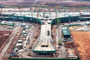 隆城機場航站樓緊鑼密鼓施工。（图：越通社）