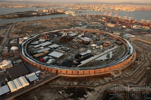 图为在推进展馆等建设的2025年大阪·关西世博会会场。10月12日摄于大阪市的梦洲。（图：共同社）