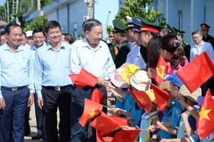 党中央总书记、国家主席苏林探望草渚岛县干部与人民。（图：VOV）