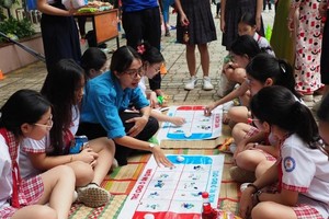 越南播棋这一种民间游戏吸引了众多学生前来参加体验。（图：秋心）