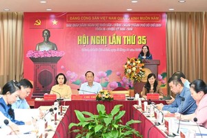 市委副书记、市人民议会主席阮氏丽（站）在会议上发表指导意见。（图：越勇）
