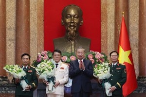 党中央总书记、国家主席颁授晋升大将上将军衔《决定》