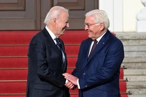 2024年10月18日，德国总统弗兰克-瓦尔特·施泰因迈尔（右）在柏林欢迎美国总统乔·拜登。 （图：AA/越通社）