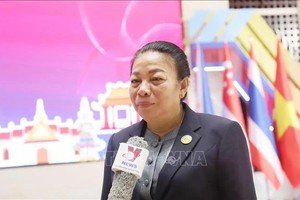 老挝国会副主席顺通·赛雅佳接受记者采访。（图：越通社）