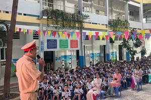 对学生进行交通安全和毒品防控宣传教育