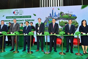 政府副总理裴青山与各代表出席剪彩开幕仪式。（图：VGP）