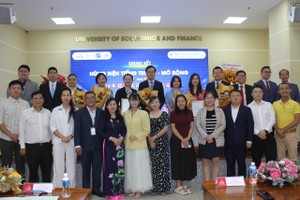 中国驻胡志明市总领事馆代总领事徐州（二排左六）与市财经大学领导和诸位嘉宾合照留念。