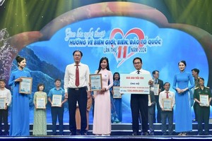 《西贡解放报》新闻工作者小新向“为故乡海岛-为祖国前线”基金募捐1.3亿元。（图：勇芳）