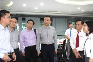 在《西贡解放报》副总编辑、本报主编阮玉英（右二）的带领下，中国新华社干部代表团参观《西贡解放报》。