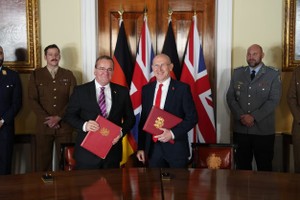 10月23日，英国伦敦，英国国防大臣约翰·希利（前排右）和德国国防部长鲍里斯·皮斯托里乌斯（前排左）签署了新的英德军事合作协议。（图：PA）