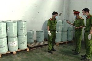 市公安力量正在搜查有危险、毒害化工原料的仓库。（图：市公安厅）