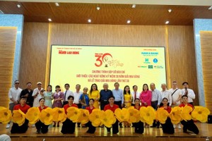 黄梅奖主办单位同与会艺人合影留念。（图：翠萍）