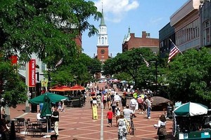 图为美国佛蒙特州最大城市伯灵顿市街头一景。（图：互联网）