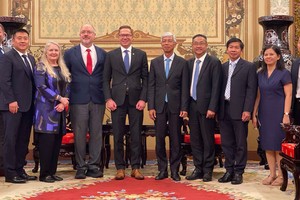 市人委会副主席武文欢与美国堪萨斯州代表团合影。（图：春幸）