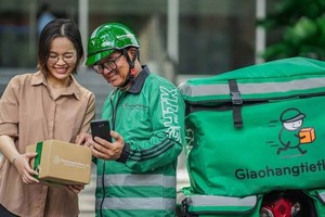 市民高兴收取网购的快递。