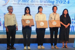 为中部3省清贫新大学生颁发助学金