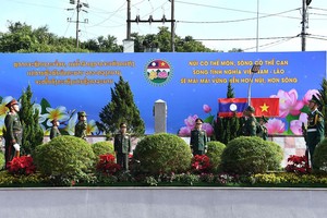 越-老两国国防部长粉刷与涂红主权碑