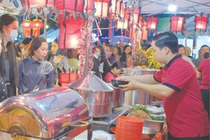 首次堤岸饮食盛会吸引广大国内外游客参加。