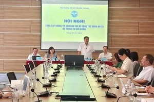 公安部境内安全局副局长侯文理少将在会上作报告。（图：人民军队报）