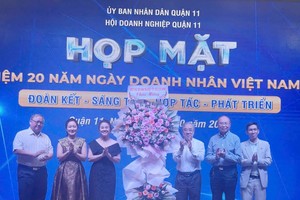 市商会赠送花篮祝贺。