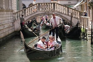 最初的计划为今年4月至7月的旅游旺季期间，共有29天为收费日，此举受到了全球其他旅游热点地区的密切关注。（图：路透社）