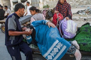 这是10月19日在加沙地带拍摄的逃离加沙地带北部杰巴利耶难民营的民众。（图：新华社）