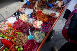 图为墨西哥城街头小贩出售甜点。（图：AP）