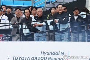 10月27日，在京畿道的爱宝乐园赛车场，李在镕（前排右一）和郑义宣（前排右二）出席汽车节活动。 （图：韩联社）