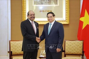 政府总理范明政（右）会见阿联酋零售巨头Lulu集团主席优素福·阿里。（图：越通社）