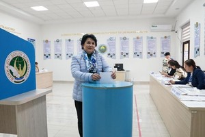 10月27日，选民在乌兹别克斯坦首都塔什干的一处投票站投票。（图：新华社）