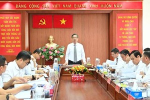 市委考察团与第七郡郡委常务处举行会议