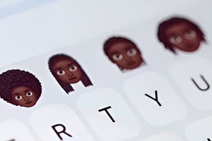 伦敦青年设计非洲发型“emoji”